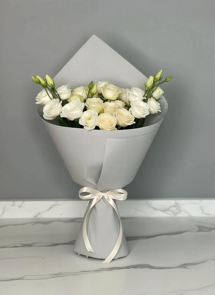 Букет цветов из: Розы и Лизиантусы в Богдановке