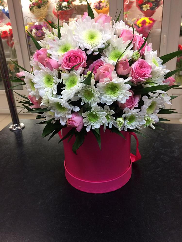 Цветочная композиция из Розы и Хризантемы в шляпной коробке в Богдановке