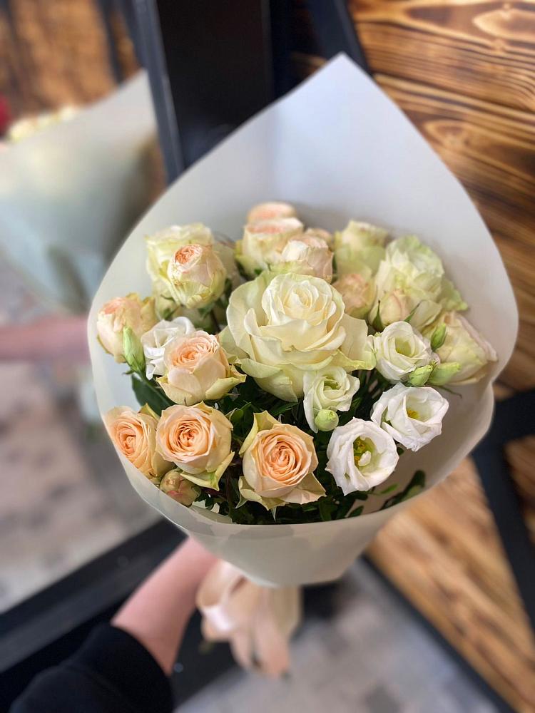 Букет цветов из: Розы и Лизиантусы в Богдановке